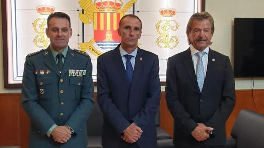 El coronel jefe de la Guardia Civil de Alicante junto a los miembros de la Hermandad oriolana