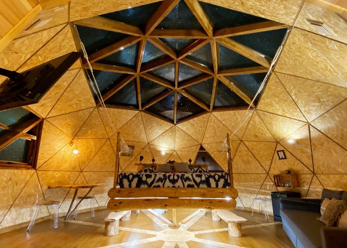 Interior de uno de los iglús de Xalet de Prades con cúpula astronómica.