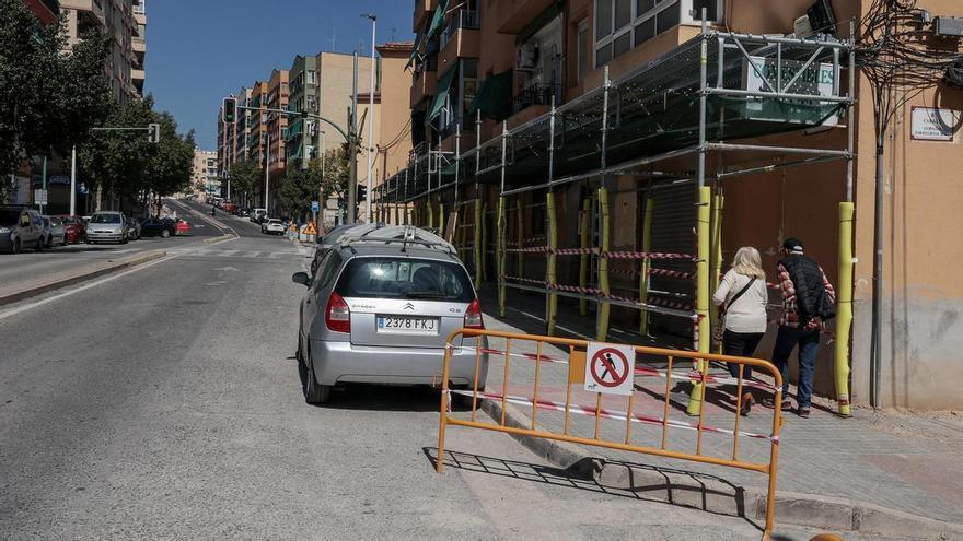Lío con el aparcamiento en Elche por las obras en Porfirio Pascual y Clara Campoamor