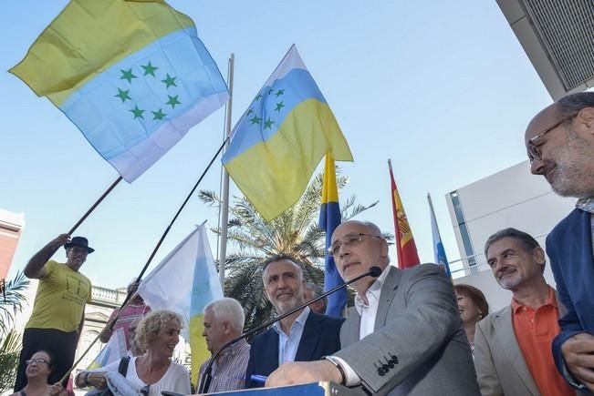 Las Palmas de Gran Canaria 21 Octubre 2016. El presidente del Cabildo, Antonio Morales, leyó un manifiesto en homanaje a.La bandera canaria con siete estrellas verdes que fue izada por primera vez en Gran Canaria en 1961 y causó una gran acogida entre la población, que pronto la asumió como propia como expresión de un sentimiento de identidad y sin ligarla a la reivindicación política con la que había nacido más de medio siglo antes.