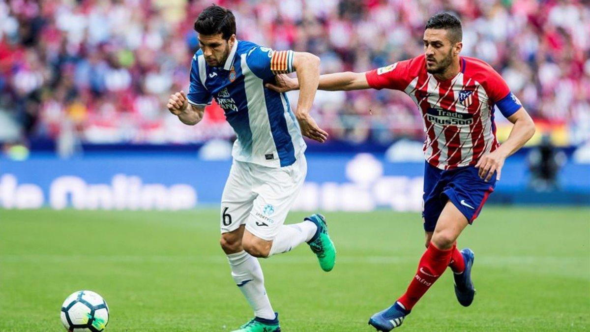 Javi López, perseguido por Koke en el último Atlético - Espanyol