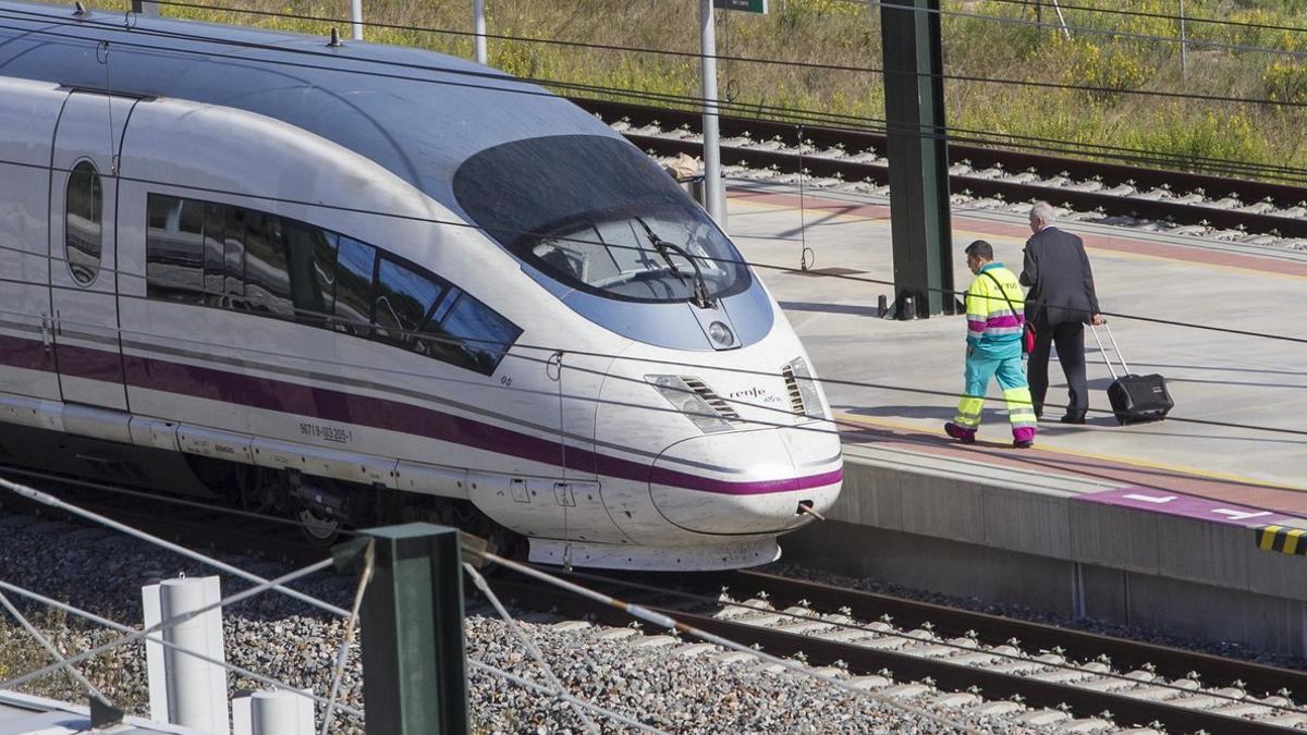 Tren del AVE en la estación de Figueres-Vilafant.