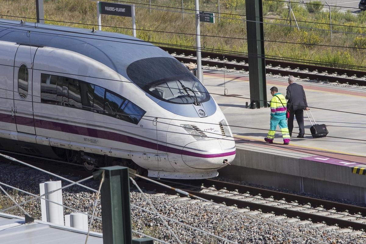 Tren del AVE en la estación de Figueres-Vilafant.