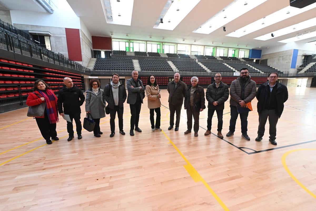 Foto de familia de la recepción de las obras en el pabellón, este jueves.