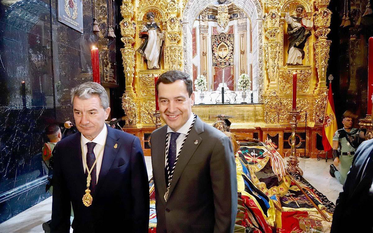 Juanma Moreno, ante el Cristo de la Buena Muerte durante el cambio de guardia de la Legión