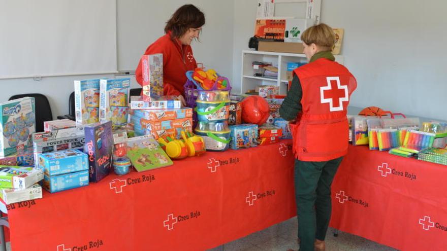 Tècnics de Creu Roja Berguedà amb les joguines