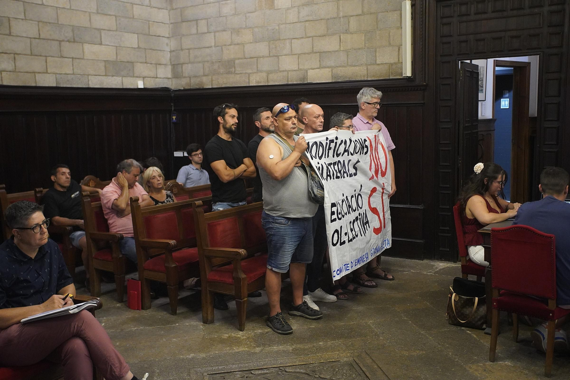 Les fotos del ple de Girona on s'ha aprovat la modificació del contracte de neteja