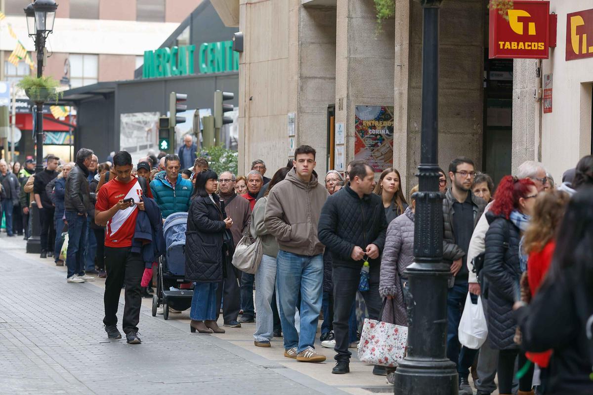 Búscate en la galería de fotos del reparto del ''libret' de Magdalena en Castelló