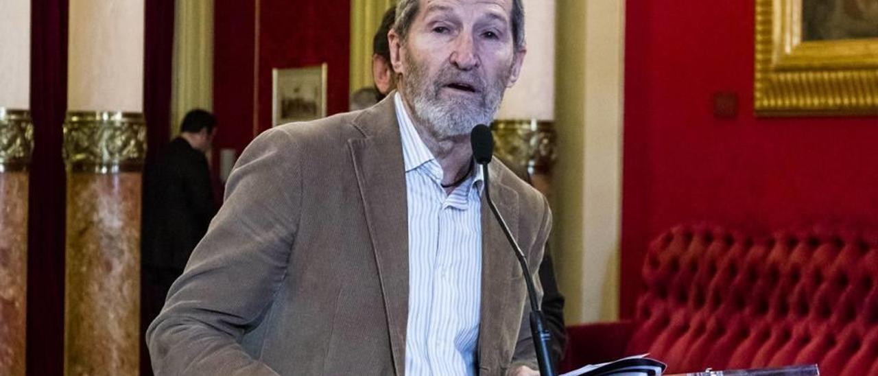 El general Julio Rodríguez, ayer en el Parlament asistió a la elección del podemita Balti Picornell como presidente.