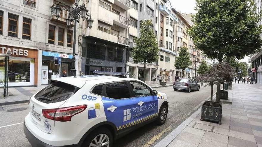 Punto de Uría en que el ciclista atropelló ayer a una viandante.