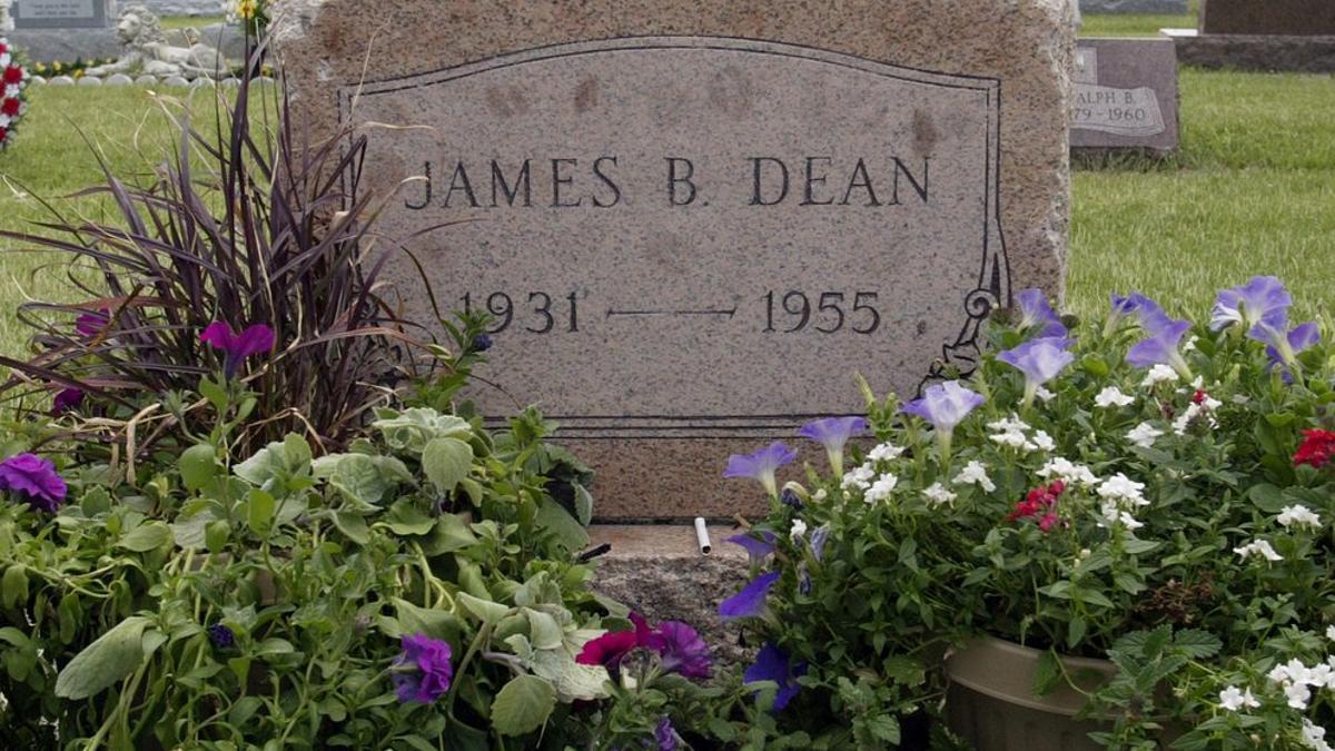 Lápida de la tumba de James Dean, en el cementerio de Fairmont (Indiana).