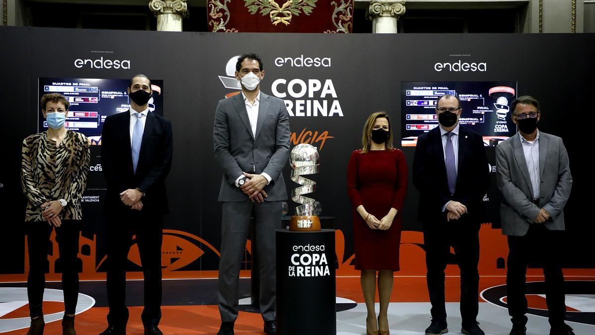 Las autoridades posan con la Copa tras el sorteo.