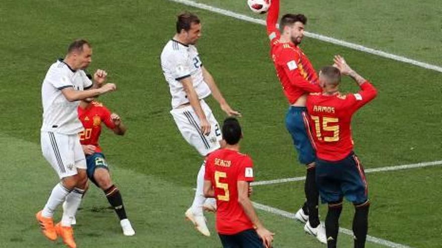 Mano de Piqué que significó el penalti.