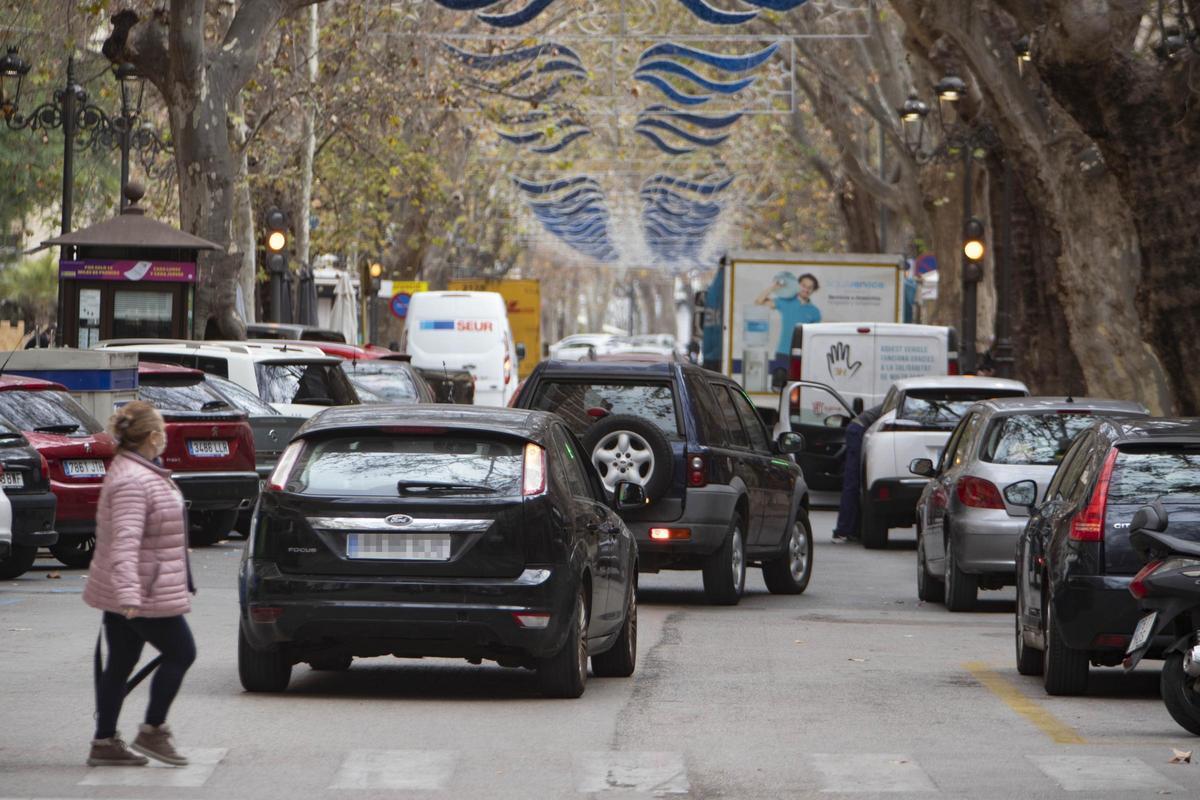 Imagen de archivo de tráfico en la zona de l’Albereda de Xàtiva, una de las principales arterias de la ciudad.
