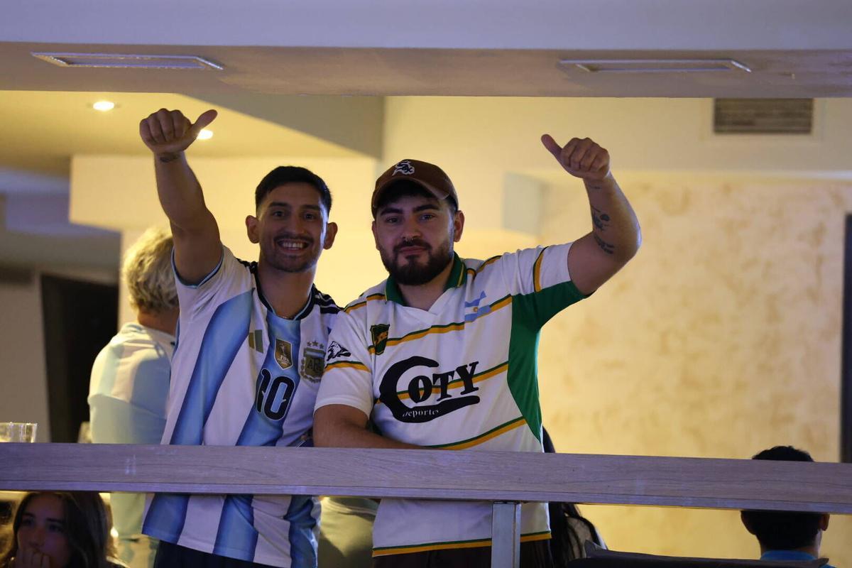 Los aficionados argentinos en Córdoba vibran con su equipo en la final del Mundial 2026