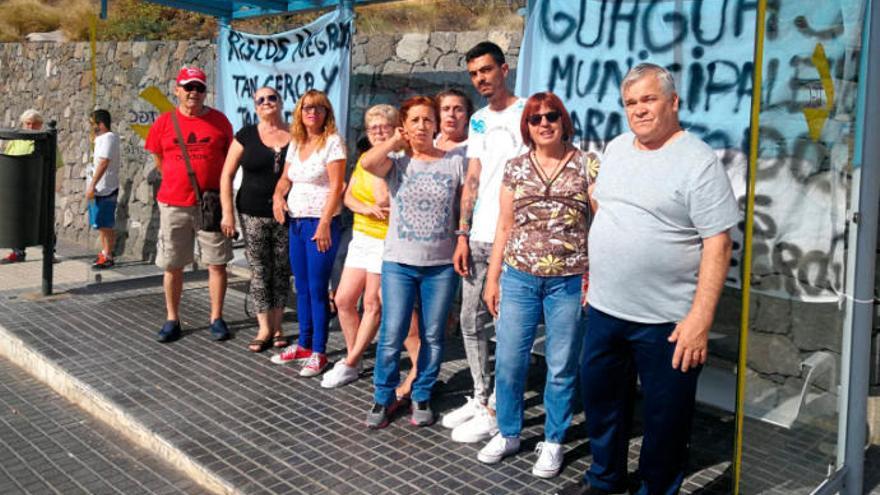 Vecinos de la comunidad de Riscos Negros ayer durante la protesta.