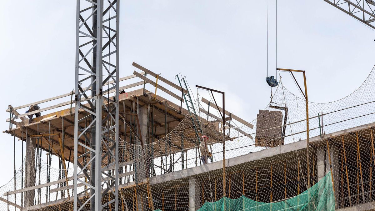 Operarios trabajan en la construcción de una de las promociones de viviendas activas en estos momentos en la capital de la Plana.