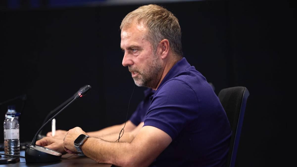 Flick, en una imagen en rueda de prensa con el Barça