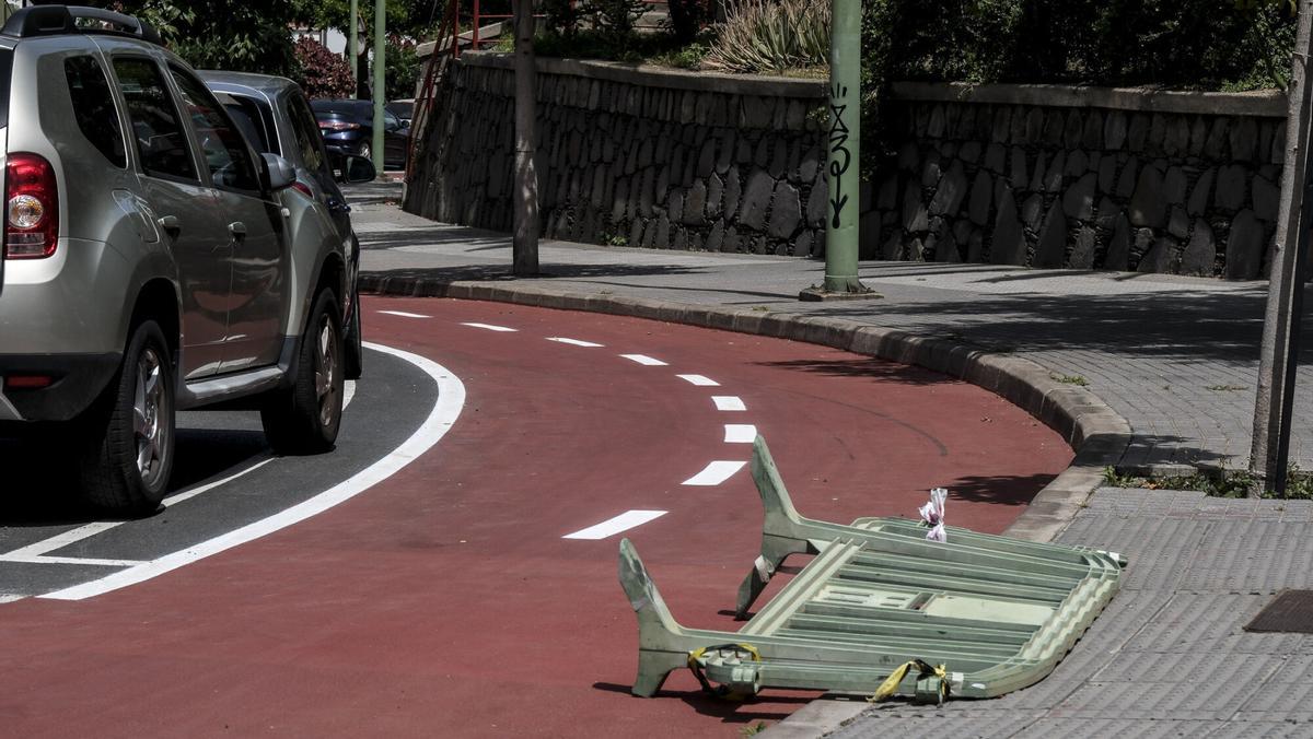 Una valla tirada en el carril bici del Barranquillo Don Zoilo.