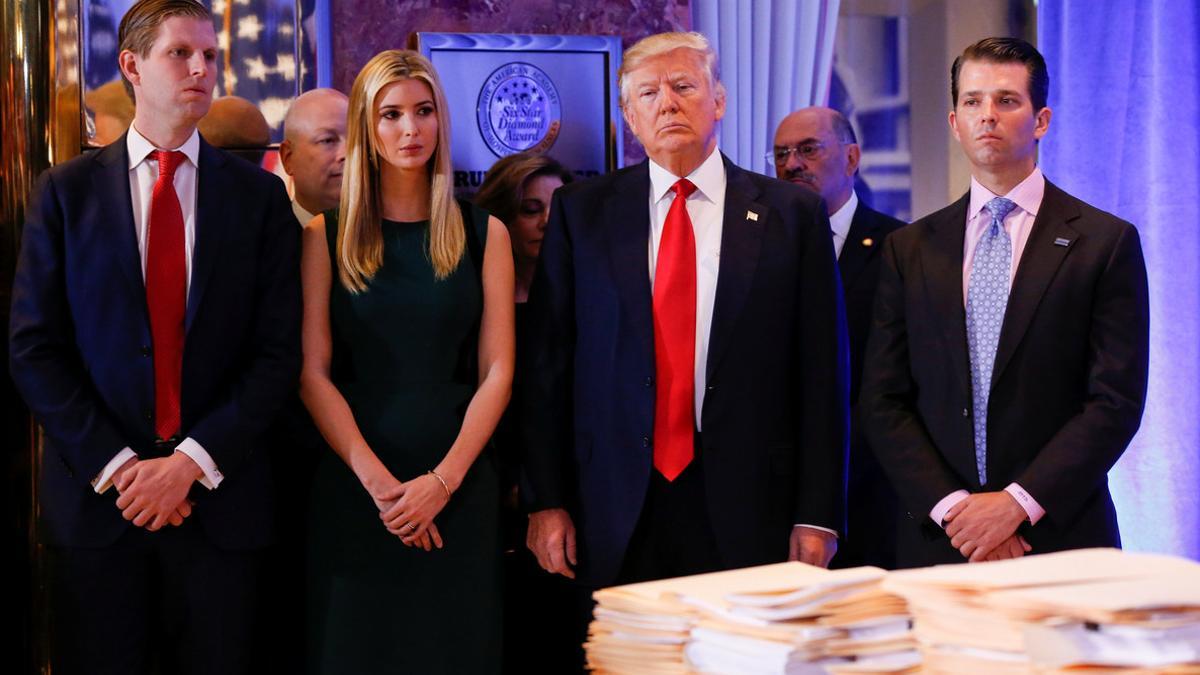 Donald Trump, junto a su hijos Donald Jr. (derecha), Eric e Ivanka, el pasado enero en Nueva York.