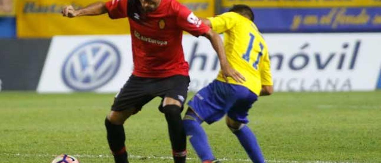 Juan Rodríguez controla el esférico el domingo por la noche en el Carranza.