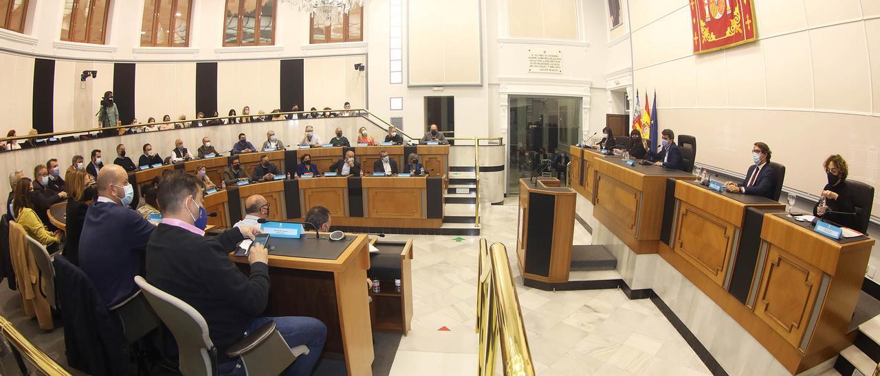 Reunión con los alcaldes de medio centenar de municipios y asociaciones de ucranianos en la Diputación.