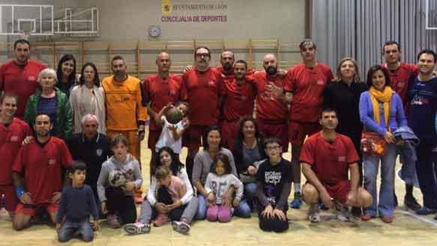 Los jugadores de La Muralla de Zamora y sus familiares posan para las cámaras tras finalizar el torneo leonés.