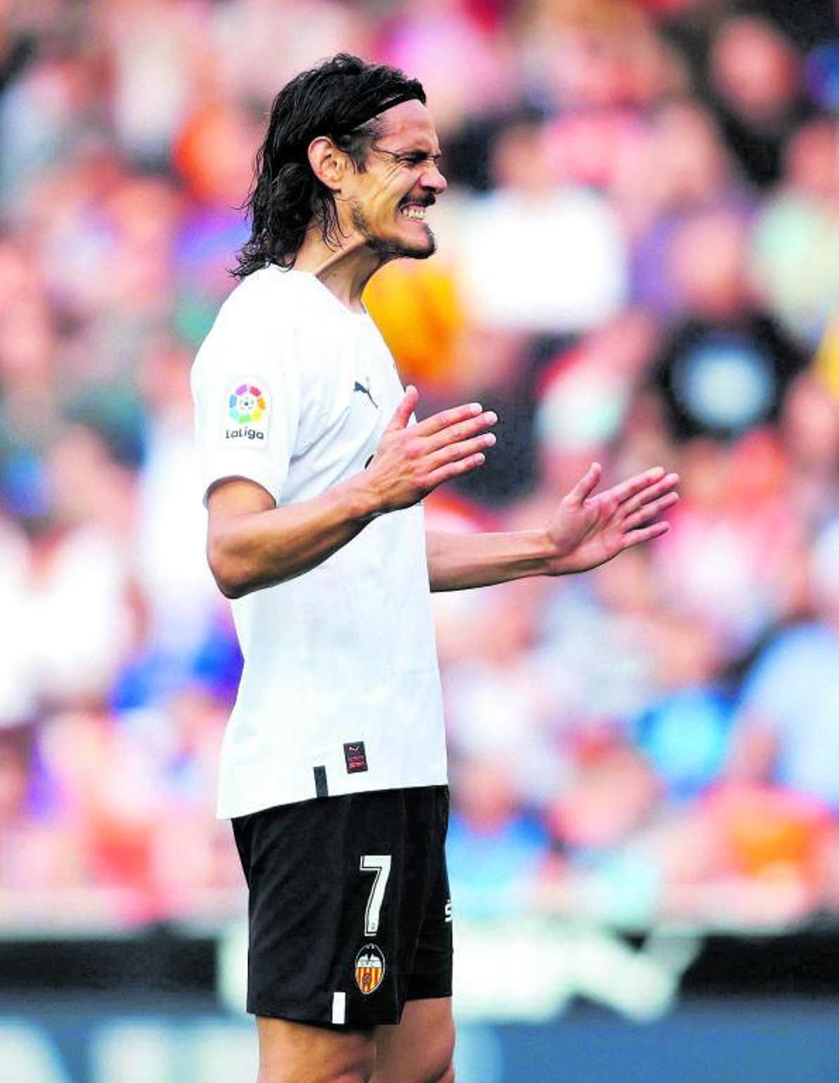 Edinson Cavani es lamenta d’una oportunitat errada a Mestalla | J. M. LÓPEZ