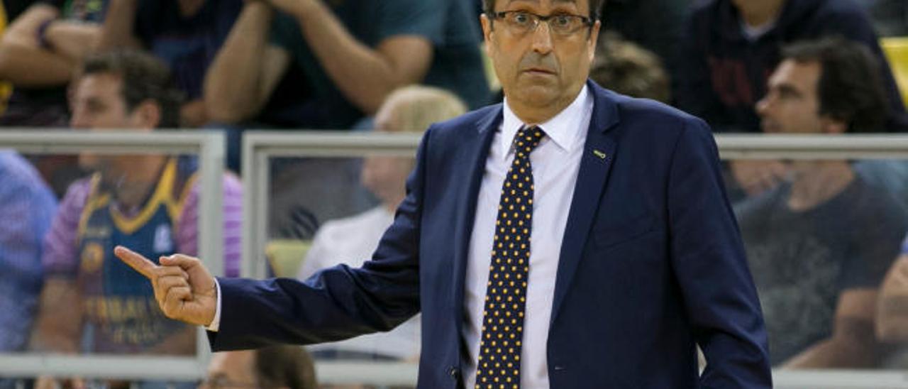 Luis Casimiro da instrucciones durante el partido ante el Madrid.