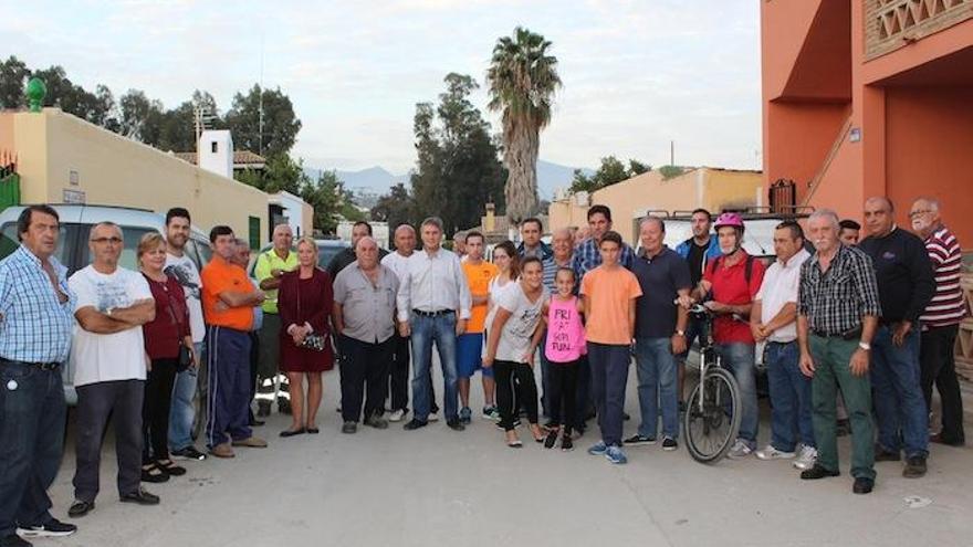 Vecinos de la calle Romeral de La Alberquilla se oponen a que les quiten el pavimento.