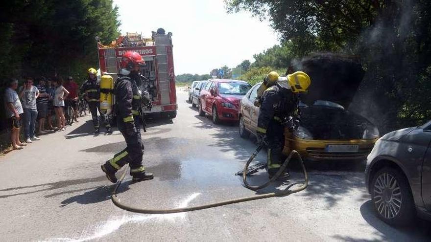 Coche que se incendió ayer en las inmediaciones de Carreirón. // N.P.