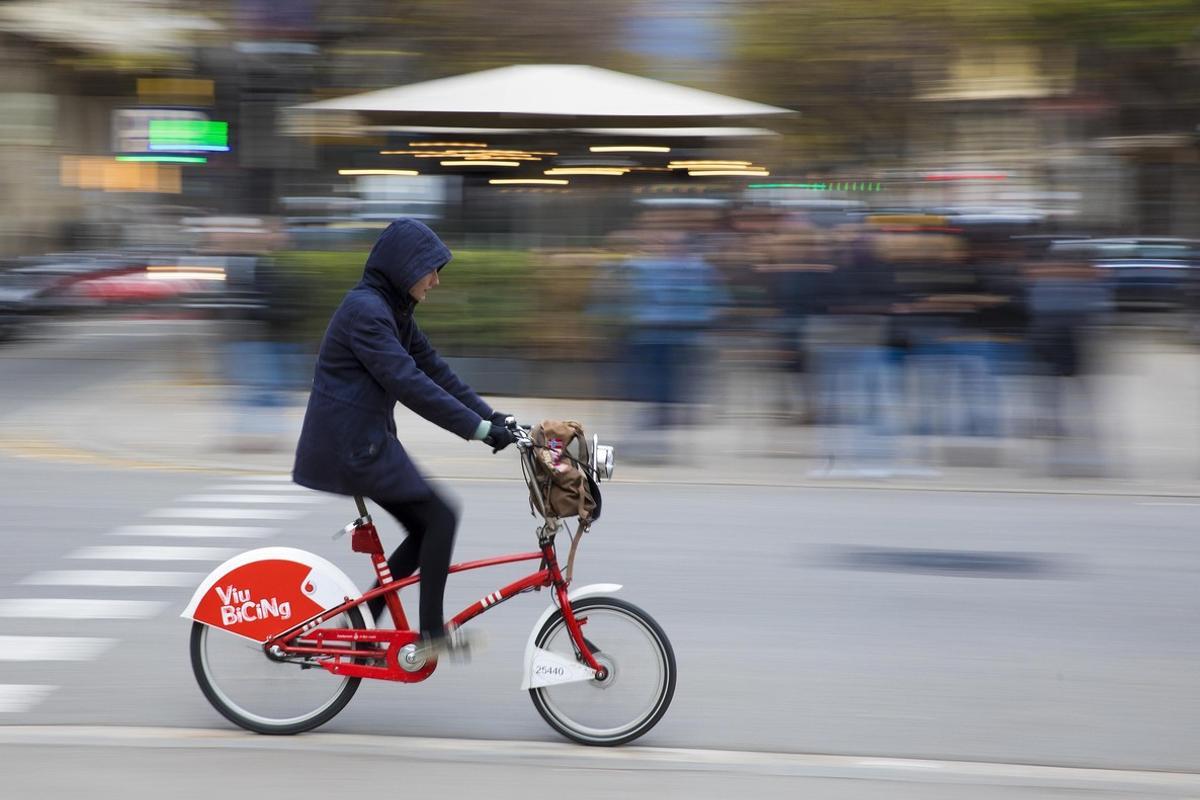 Una usuaria de Bicing