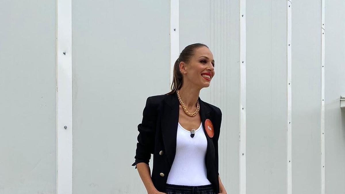 Eva González con look en blanco y negro