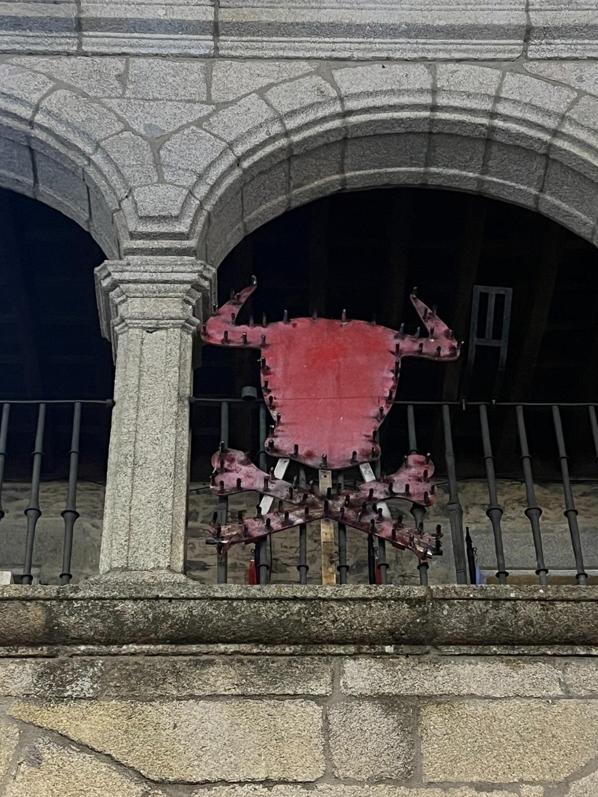 Detalle del balcón del Ayuntamiento de Puebla de Sanabria durante Las Victorias de 2025.