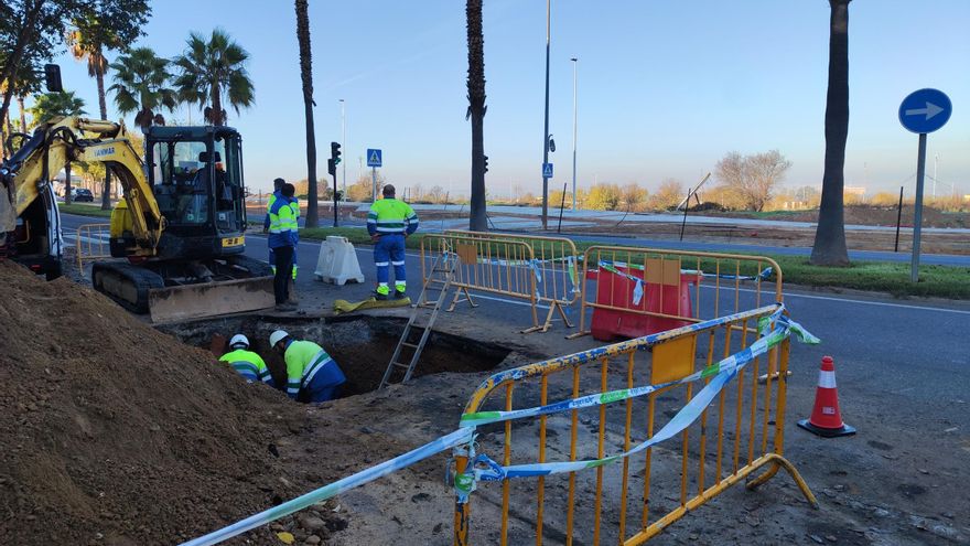 Una avería corta un carril de la carretera de Olivenza en Badajoz desde finales de agosto