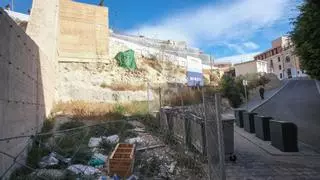 La restauración del Portón de Alicante, parada de nuevo y con el solar en abandono