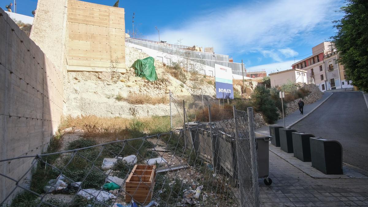 Las obras del Portón de Alicante, paradas de nuevo y con el solar en  abandono