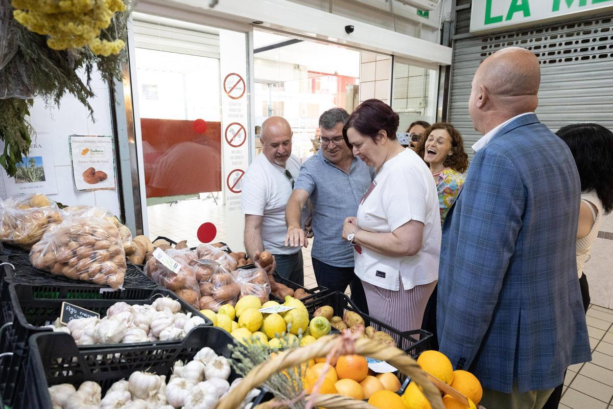El conseller de Agricultura, Joan Simonet junto a la secretaria de Agricultura, Begoña García y Vicent Marí durante su visita a la cooperativa Carn&amp;Coop