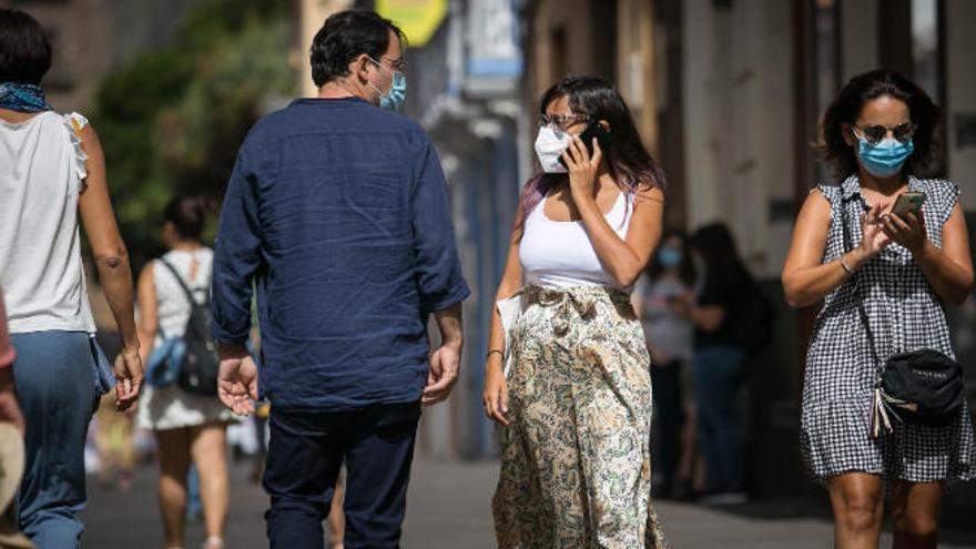 Personas con mascarilla en La Laguna.