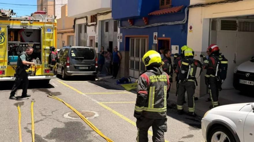 Un incendio calcina un invernadero en la azotea de una casa de Vecindario