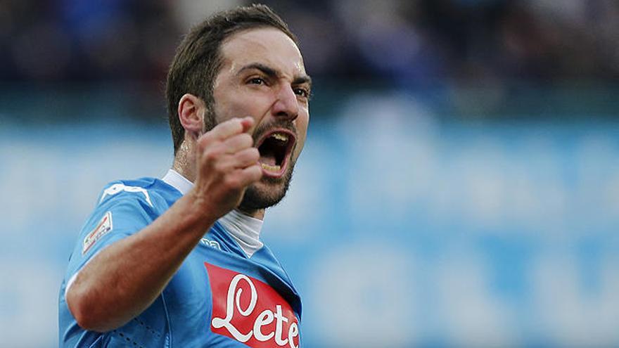 Gonzalo Higuaín celebra un gol con el Nápoles.