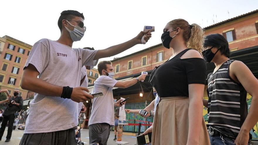 Toma de temperatura a espectadores de un cine al aire libre en Roma.