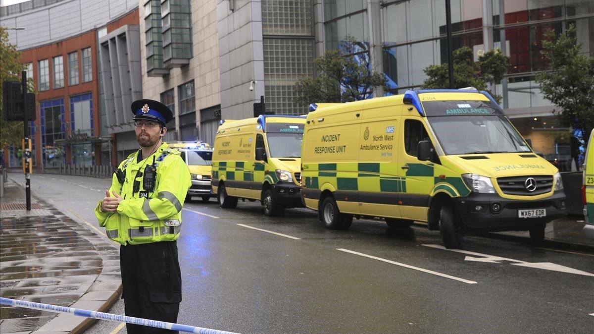 zentauroepp50350464 police outside the arndale centre in manchester  england  fr191011141428