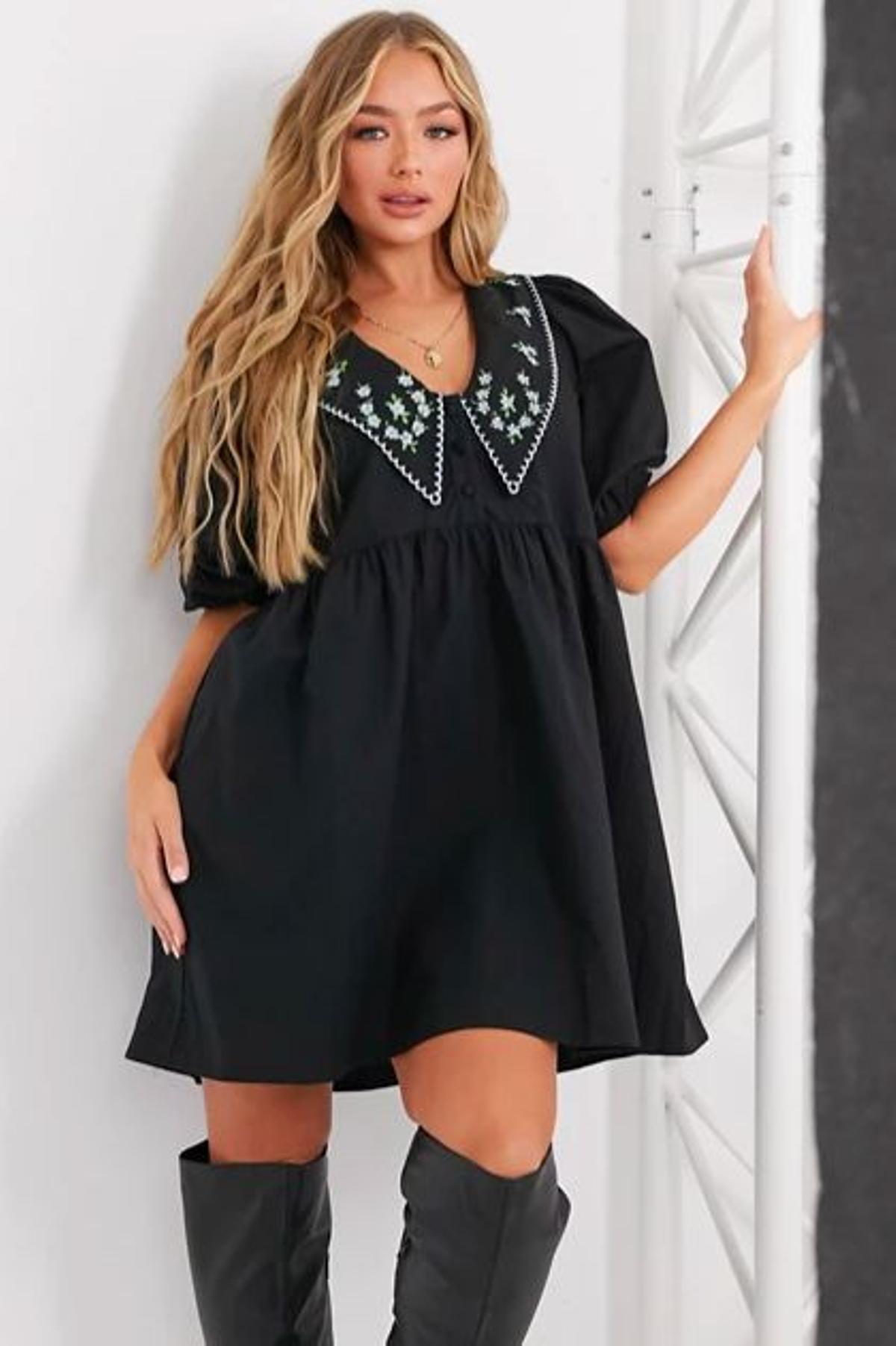 Vestido corto y amplio con botones de algodón y cuello babero bordado en negro de ASOS DESIGN