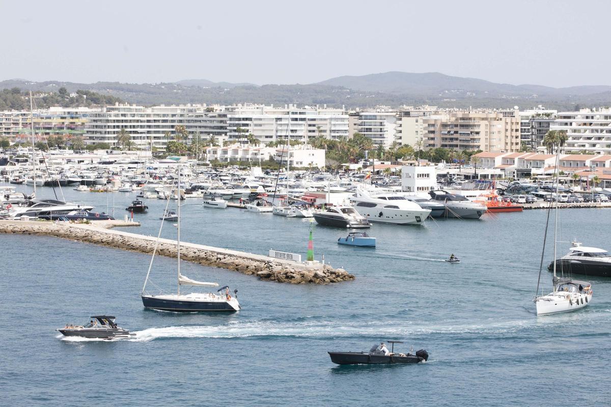 Galería de imágenes de los barcos de Transmediterránea en el puerto de Ibiza Galería de imágenes de los barcos de Transmediterránea en el puerto de Ibiza
