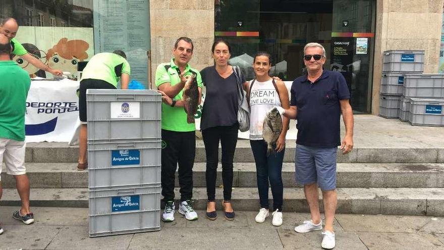 Entrega del pescado a la Fundación Amigos de Galicia. // FdV