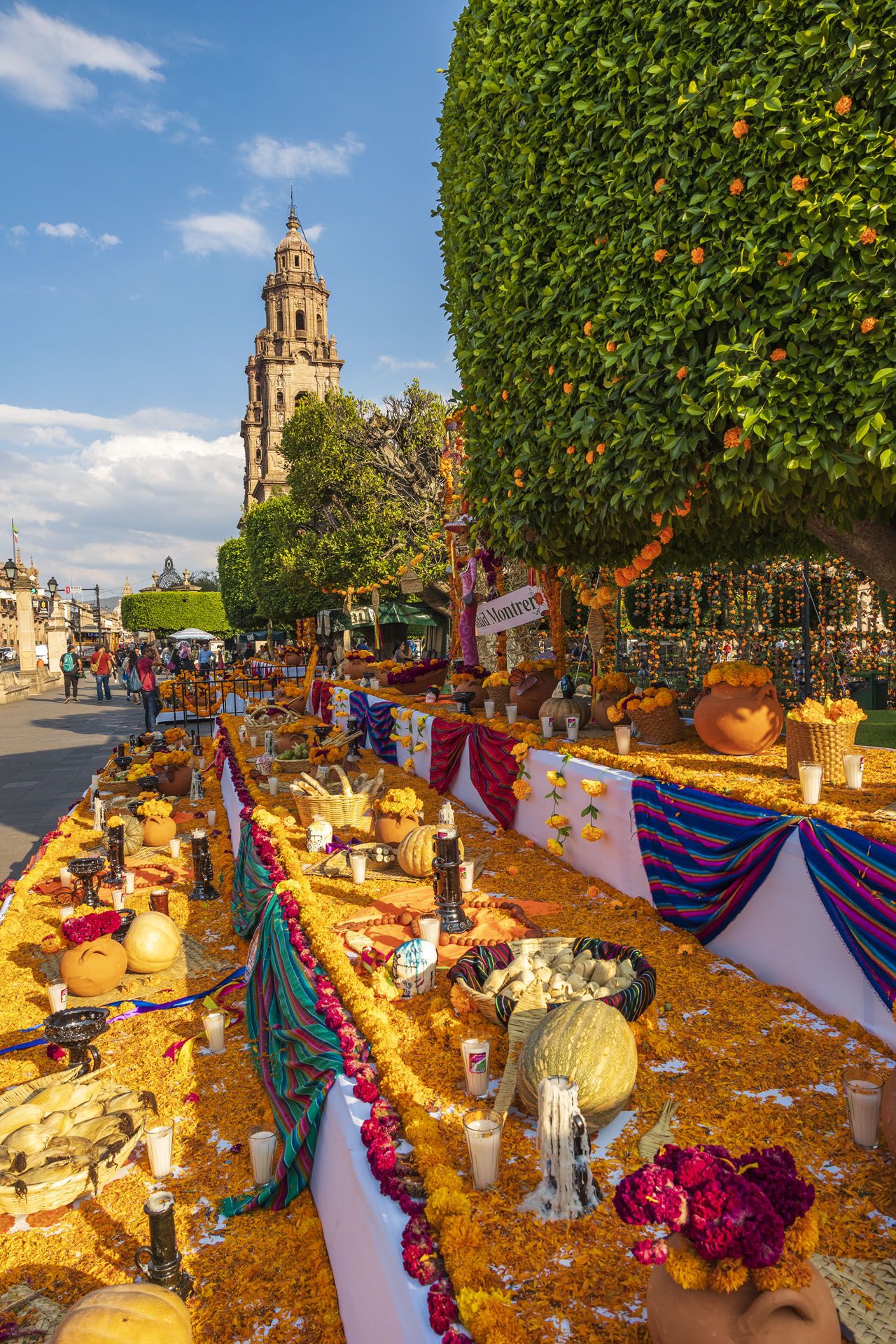 Altares del Día de Muertos en la avenida Madero de Morelia.