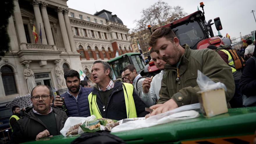 Cerca de mil agricultores protestan frente al Ministerio