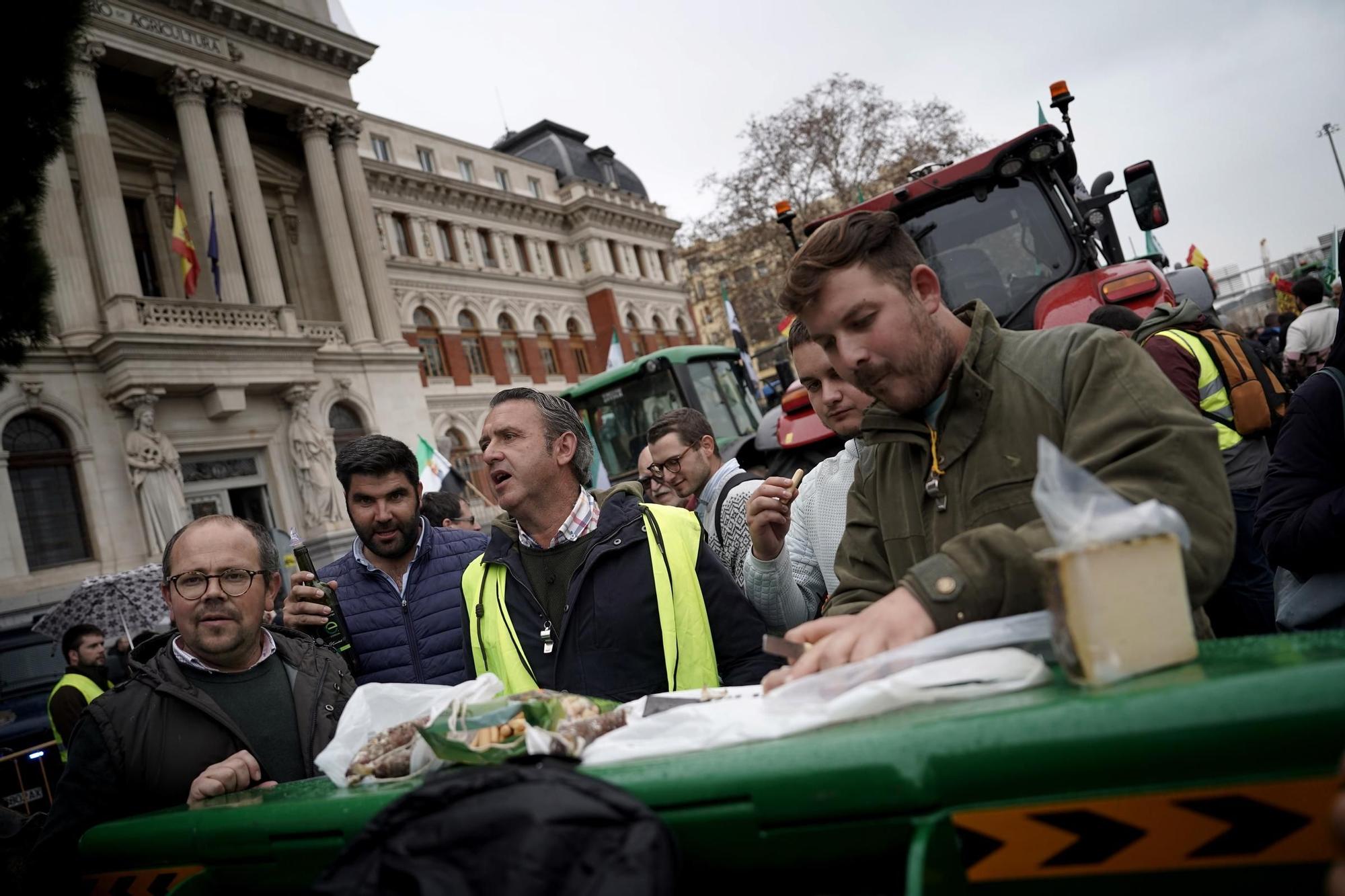 Agricultores protestan frente a la sede del Ministerio, en imágenes