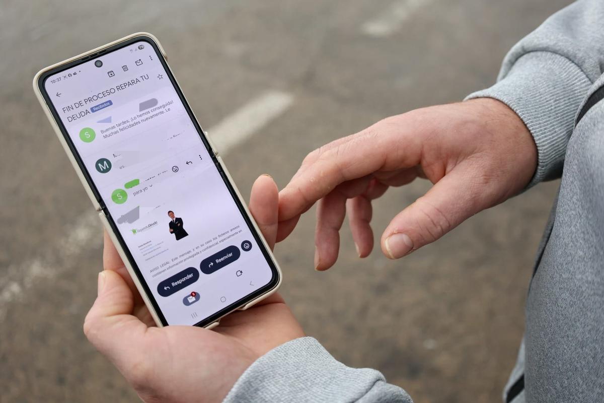 El vecino enseña el correo en el que le notificaron que había conseguido cancelar su deuda.